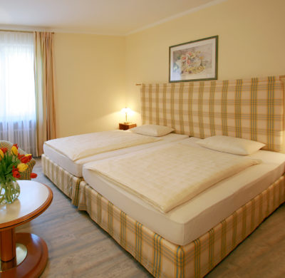 Hotel_Garni_Golf_Ascona_2019_Dreibettzimmer